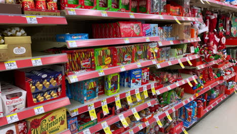 Pasillo-Navideño-En-Walgreens-Con-Coloridos-Dulces-Navideños,-Medias,-Luces