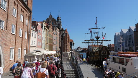 Puerto-Del-Casco-Antiguo-De-Gdansk-Con-Carabela-Y-Barco-En-El-Río-Motlawa,-Polonia