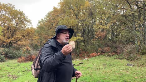 Viejo-Experto-Explicando-Setas-En-Visita-Guiada-En-El-Campo-Español