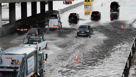 freeway-flooding-causes-major-delays