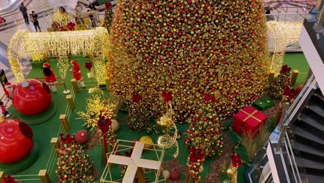 Shopping-center-receives-Christmas-decoration