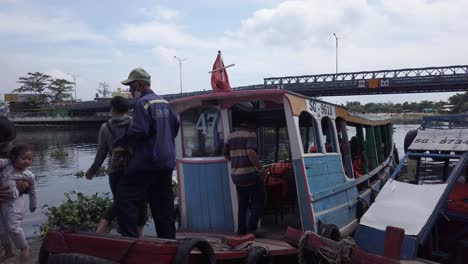 Pasajeros-Que-Abordan-El-Ferry-A-La-Pagoda-De-Phu-Chau-O-Al-Templo-Flotante