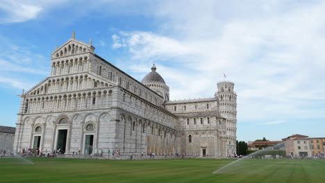 Turistas-Que-Visitan-La-Catedral-De-Pisa-En-La-Piazza-Dei-Miracoli-Static