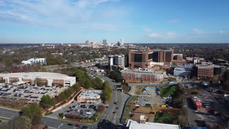 Luftaufnahmen-Von-Atrium-Health-Wake-Forest-Baptist-Und-Skyline-Von-Winston-Salem-NC