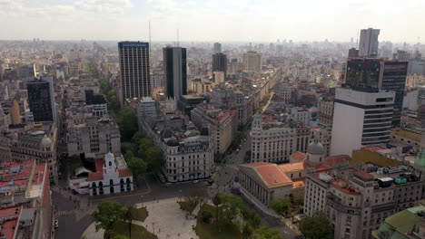 Antena-Delantera-Del-Horizonte-De-La-Ciudad-De-Buenos-Aires-Desde-La-Plaza-De-Mayo,-Nublado