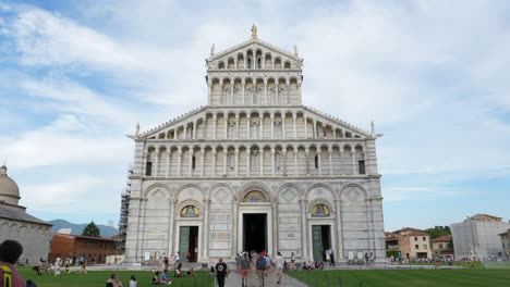 Toma-Lenta-De-Cardán-De-La-Fachada-De-La-Catedral-De-Pisa,-Turistas-Que-Pasan,-Pisa,-Italia