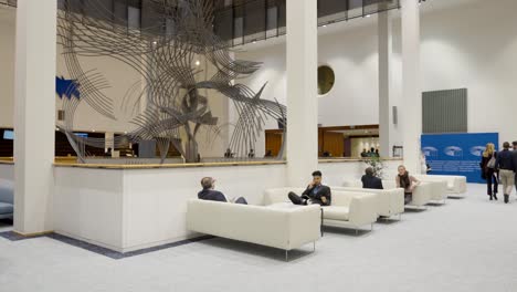 Lobby-Im-Hauptgebäude-Des-Europäischen-Parlaments-In-Brüssel,-Belgien