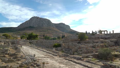 Panoramablick-Auf-Die-Lechaion-Straße-In-Der-Stadt-Des-Antiken-Korinth-Mit-Dem-Acrocorinth-Berg-Im-Hintergrund-An-Einem-Sonnigen-Tag