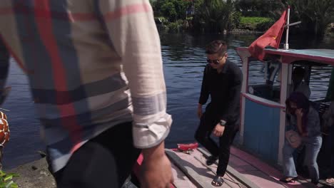 Passengers-disembarking-ferry-to-Phu-Chau-pagoda-or-floating-temple