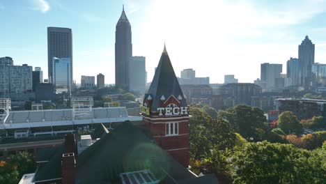 Señal-De-Georgia-Tech-Con-El-Edificio-Del-Banco-De-América-Y-El-Horizonte-Del-Centro-De-Atlanta