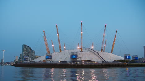 Navegando-En-El-Río-Támesis-Al-Atardecer-Con-Una-Vista-Pintoresca-De-La-Icónica-Cúpula-Del-Milenio-En-Londres,-Inglaterra