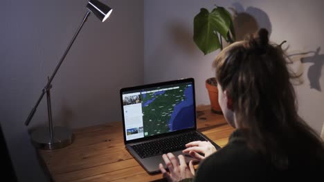 Frau-Auf-Ihrem-Laptop,-Die-Auf-Google-Maps-Recherchiert