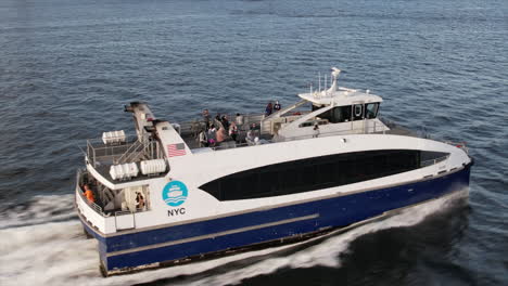 Vista-Aérea-De-Cerca-Del-Ferry-De-Nueva-York-Que-Viaja-A-Través-Del-Agua