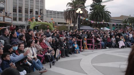 Grupo-De-Personas-Viendo-A-Los-Artistas-En-El-Festival-Dia-De-Los-Muertos-En-Redwood-City,-Ca-2022