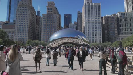 Estatua-De-La-Puerta-De-La-Nube-En-Chicago,-Illinois-Con-Gente-Y-Toma-De-Establecimiento-Estable