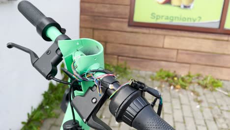 Blick-Auf-Den-Kaputten-E-Scooter-Griff-Links-Auf-Der-Straße-Draußen