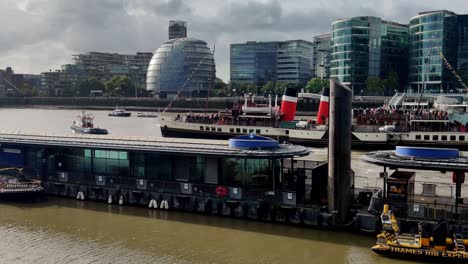 Crucero-En-Barco-De-Vapor-Por-El-Canal-De-Londres-Rascacielos-Moderno-En-Segundo-Plano.