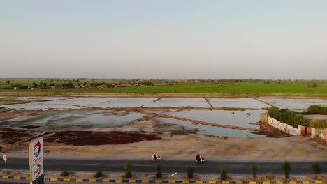 Vista-Aérea-Desde-La-Parada-De-Camiones-En-La-Zona-Rural-De-Sindh-De-Campos-Inundados