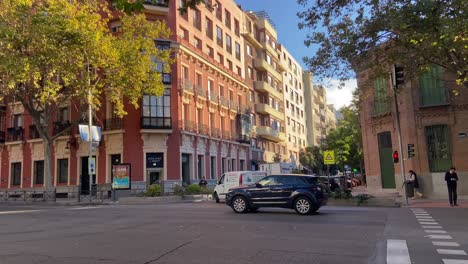 Vista-Urbana-Típica-De-La-Calle-Del-Tráfico-Que-Pasa-En-Madrid,-España