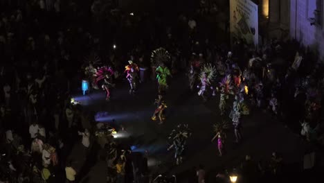 Gente-Mexicana-En-Hermosos-Trajes-Bailando-En-La-Noche