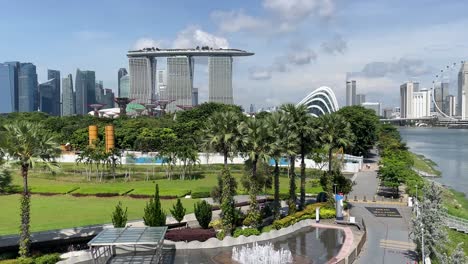 Hermoso-Horizonte-De-La-Icónica-Arquitectura-De-Marina-Bay-Sands-Y-Rascacielos-Vista-Al-Aire-Libre-Del-Paisaje-Urbano-Desde-Marina-Barrage,-Jardines-Junto-A-La-Bahía,-Singapur