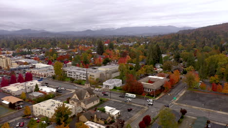 El-Ayuntamiento-Del-Palacio-De-Justicia-En-Grants-Pass-Oregon-Durante-Los-Colores-Del-Otoño