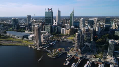 Ciudad-De-Perth,-En-Un-Día-Parcialmente-Soleado,-En-Australia---Antena,-órbita,-Disparo-De-Drones