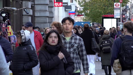 La-Gente-Camina-Por-Una-Concurrida-Calle-De-Oxford-Durante-El-Día