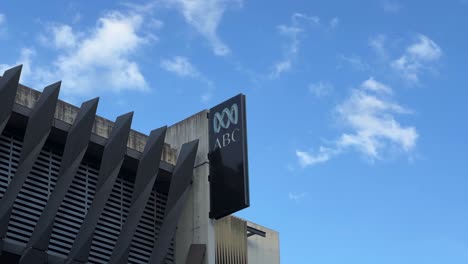 ABC-Nachrichtenschild-Logo,-Außenansicht-Des-Bürogebäudes-Der-Australian-Broadcasting-Corporation-In-South-Brisbane,-Queensland,-Australien,-Das-Lokale-Und-Internationale-Angelegenheiten-Abdeckt-Und-Ausstrahlt