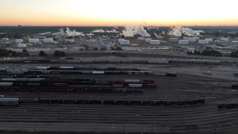 Refinería-De-Petróleo-Estadounidense-Y-Patio-De-Maniobras-De-Trenes