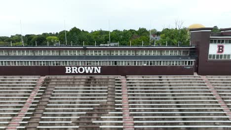 Braune-Universitätstribünen-Im-Fußballstadion