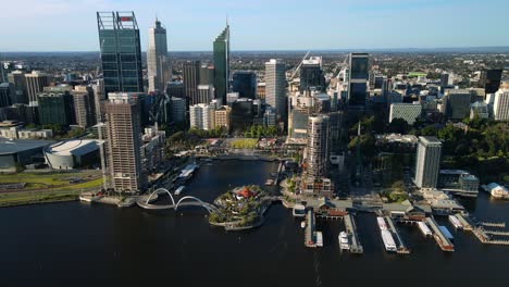 Ciudad-De-Perth,-En-Un-Día-Parcialmente-Soleado,-En-Australia---Antena,-órbita,-Disparo-De-Drones