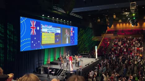 Australische-Staatsbürgerschaftszeremonie-Durch-Einladung-Zur-Verpflichtungserklärung-Für-Australien,-Die-Am-Mittwoch,-Den-14.-September-2022-In-Der-Great-Hall,-Brisbane-Convention-And-Exhibition-Centre,-Abgehalten-Wird