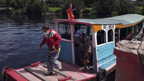 Feligreses-Y-Turistas-Desembarcando-El-Ferry-A-La-Pagoda-De-Phu-Chau-O-Al-Templo-Flotante