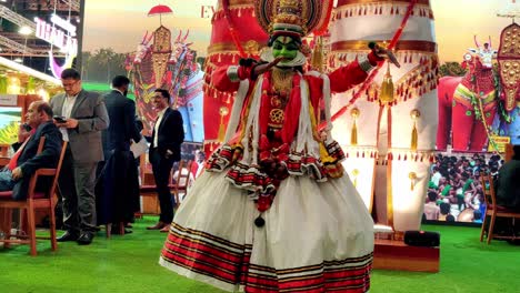 Bailarina-De-Kathakali-Realizando-Una-Danza-India-Clásica-Para-La-Gente---Punto-De-Vista