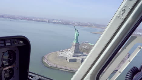 Vista-Interior-Desde-El-Tablero-De-Instrumentos-Del-Panel-De-Control-Del-Helicóptero-Que-Volaba-Más-Allá-De-La-Estatua-De-La-Libertad