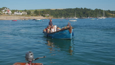 Barco-De-Madera-Con-Turistas-Navegando-Cerca-Del-Puerto-De-Falmouth-En-St-Mawes,-Tiro-De-Mano