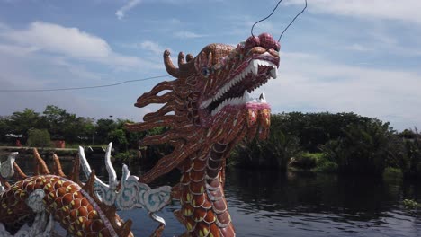 Drachenskulptur-In-Der-Phu-Chau-Pagode-Oder-Im-Schwimmenden-Tempel,-Einem-Alten-Buddhistischen-Gotteshaus-Im-Chinesischen-Stil-Inmitten-Des-Phuam-Thuat-Flusses-Im-Go-Vap-Viertel-Von-Ho-Chi-Minh-Stadt,-Vietnam