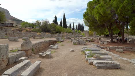 Piedras-Y-Ruinas-Del-Sur-De-Stoa-En-La-Ciudad-De-La-Antigua-Corinto