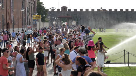 Many-Tourists-Posing-in-Front-of-the-Leaning-Tower-of-Pisa,-Summer-Day