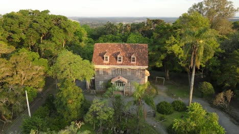 Palácio-Do-Pinho,-Es-Una-Mansión-Histórica-De-Principios-Del-Siglo-XX,-Ubicada-En-El-Bosque-Nacional-De-Irati,-En-El-Estado-De-Paraná,-Brasil,-Drone-View