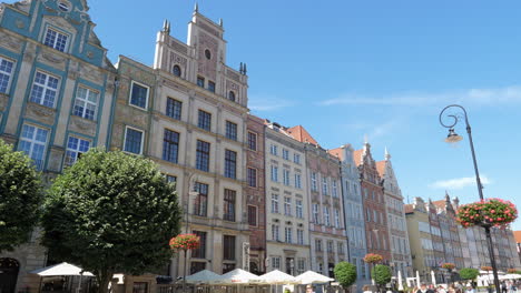 Fachada-De-Edificios-Notables-A-Lo-Largo-De-La-Calle-Del-Mercado-Largo-En-El-Casco-Antiguo-De-Gdansk-En-Polonia