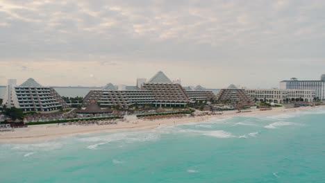 Aerial-shot-of-Paradisus-Cancun-Resort-on-the-edge-of-a-beautiful-beach,-Mexico