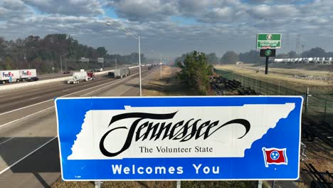 Bienvenido-Al-Cartel-De-Tennessee-A-Lo-Largo-De-La-Autopista-Interestatal