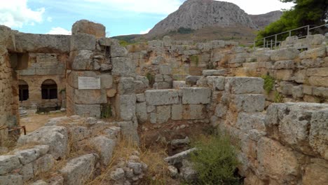 Fuente-Peirene-En-La-Antigua-Corinto-Con-La-Montaña-Acrocorinto-En-Segundo-Plano