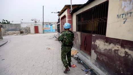 Patrulla-De-Soldados-Brasileños-En-Las-Calles-De-Puerto-Príncipe,-Haití,-Misión-De-Mantenimiento-De-La-Paz-De-La-Onu