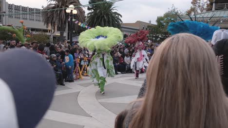 Cultural-dancers-performing-at-the-dia-de-los-muertos-festival-in-redwood-city,-ca