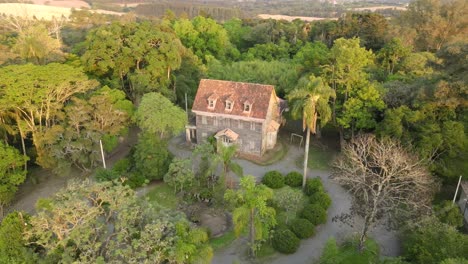 Palácio-Do-Pinho,-Es-Una-Mansión-Histórica-De-Principios-Del-Siglo-XX,-Ubicada-En-El-Bosque-Nacional-De-Irati,-En-El-Estado-De-Paraná,-Brasil,-Drone-Vista-Orbital