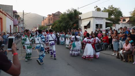 Gente-Mexicana-Bailando-En-La-Calle-Durante-El-Xxiv-Encuentro-De-Danzas-Ancestrales-En-Tuxpan,-Jalisco,-México