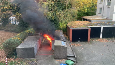 Flammen-Schlugen-Aus-Einem-Müllcontainer,-Hausmülltonne-In-Einem-Hinterhof,-Schwarzer-Rauch